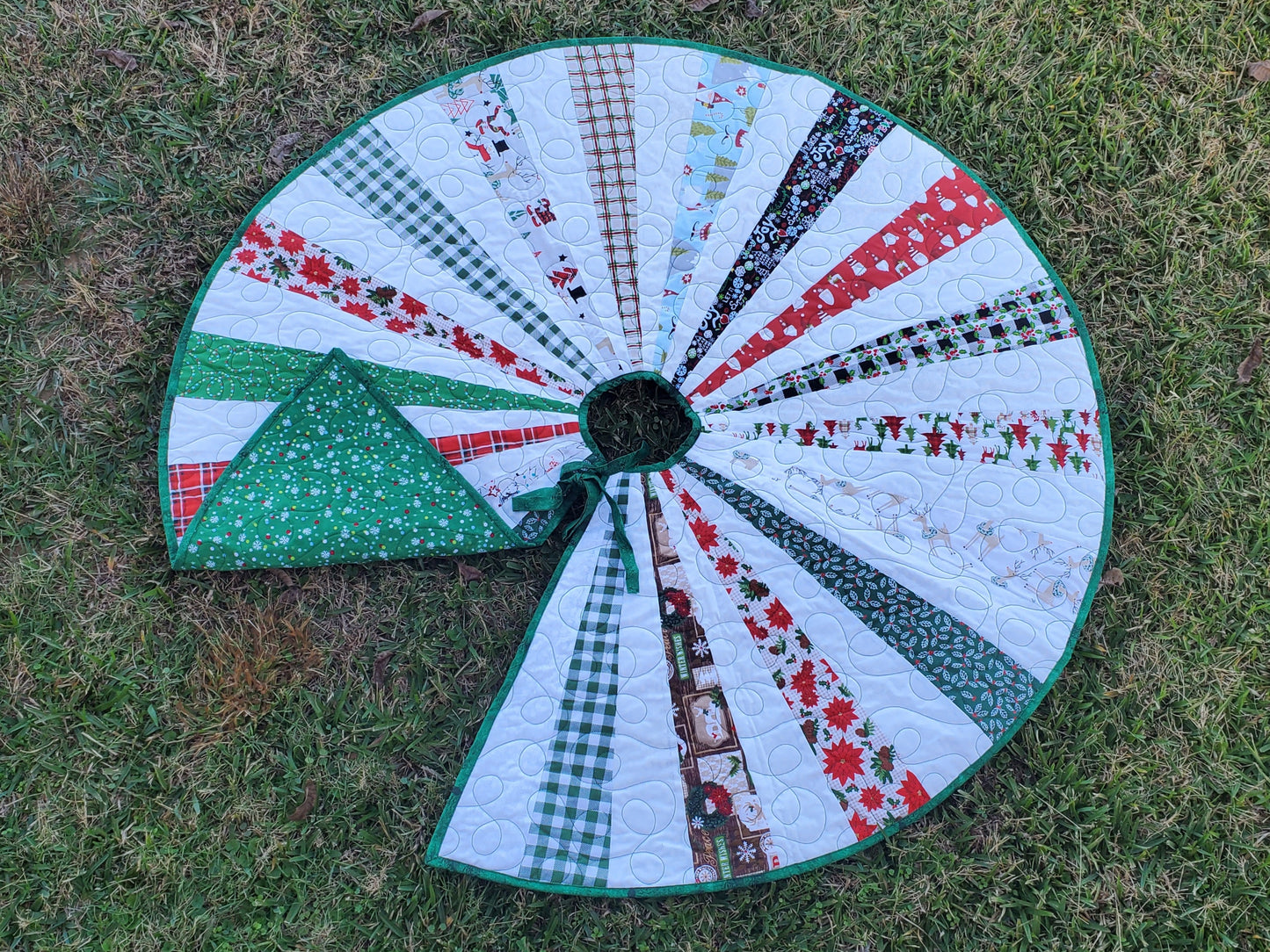 Quilted Christmas Tree Skirt  1