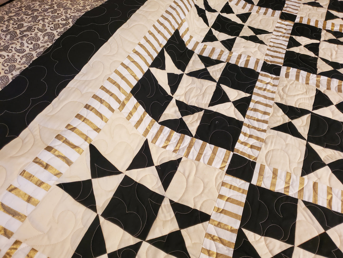 Black, White & Gold Ohio Star Quilt – King Size (103" x 103")
