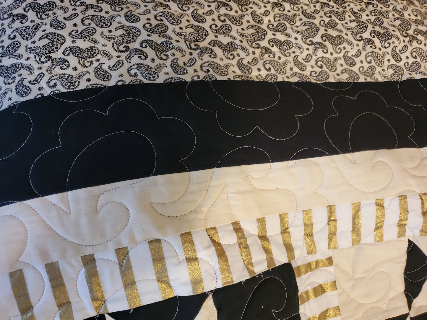 Black, White & Gold Ohio Star Quilt – King Size (103" x 103")