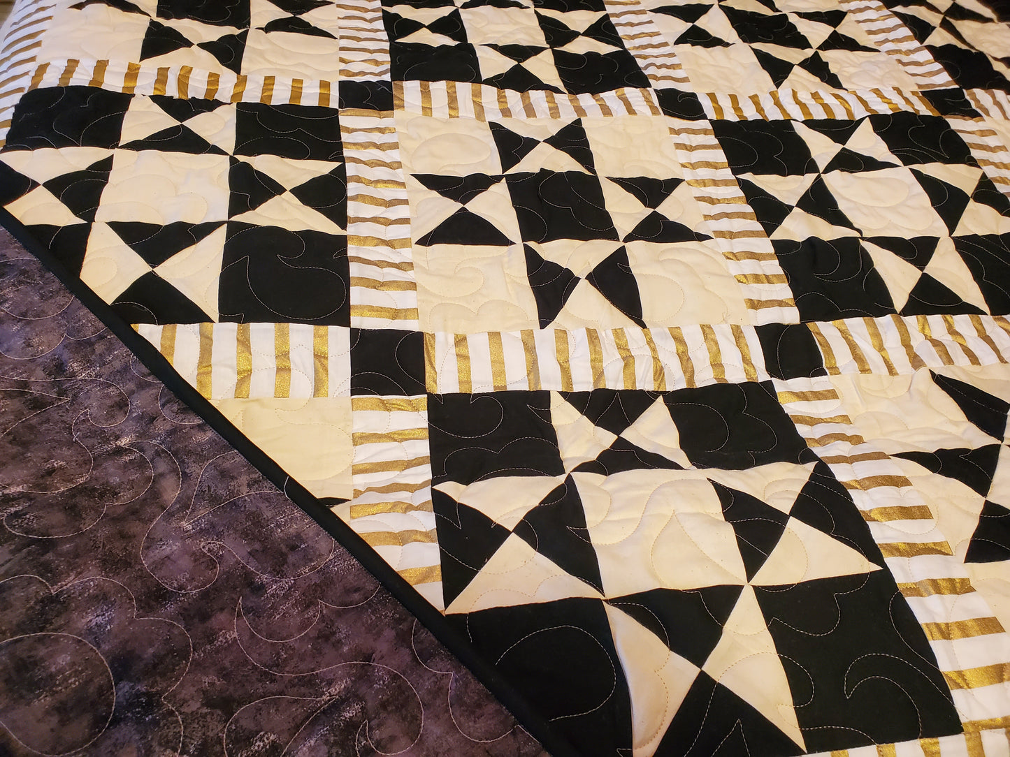 Black, White & Gold Ohio Star Quilt – King Size (103" x 103")